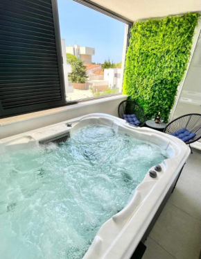 Holiday House Maze with jacuzzi